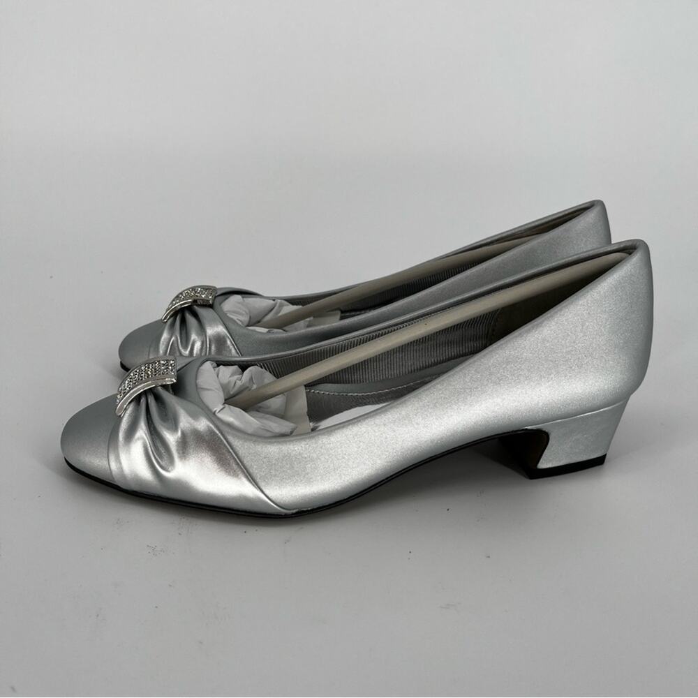 Easy Street Eloise Pump Silver Satin Rhinestone Bow - Size 6 - Picture 3 of 14